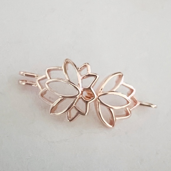 Rose Quartz Lotus Flower Necklace (Gold color) - Picture 7 of 8